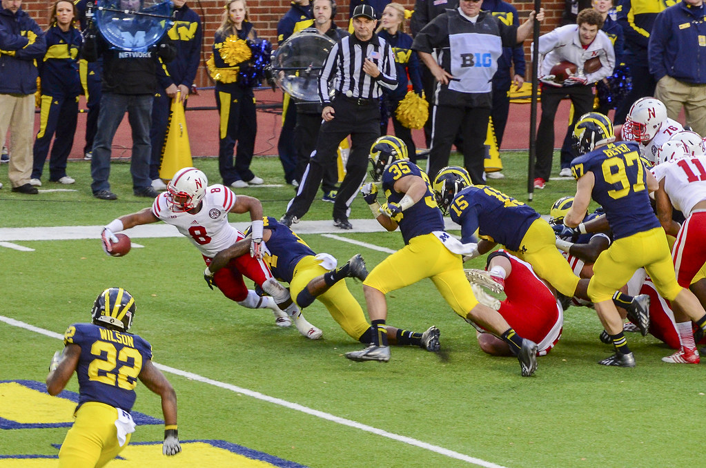 被拍到手上有“美甲”，汪士钦社媒收到网友大量攻击性评论